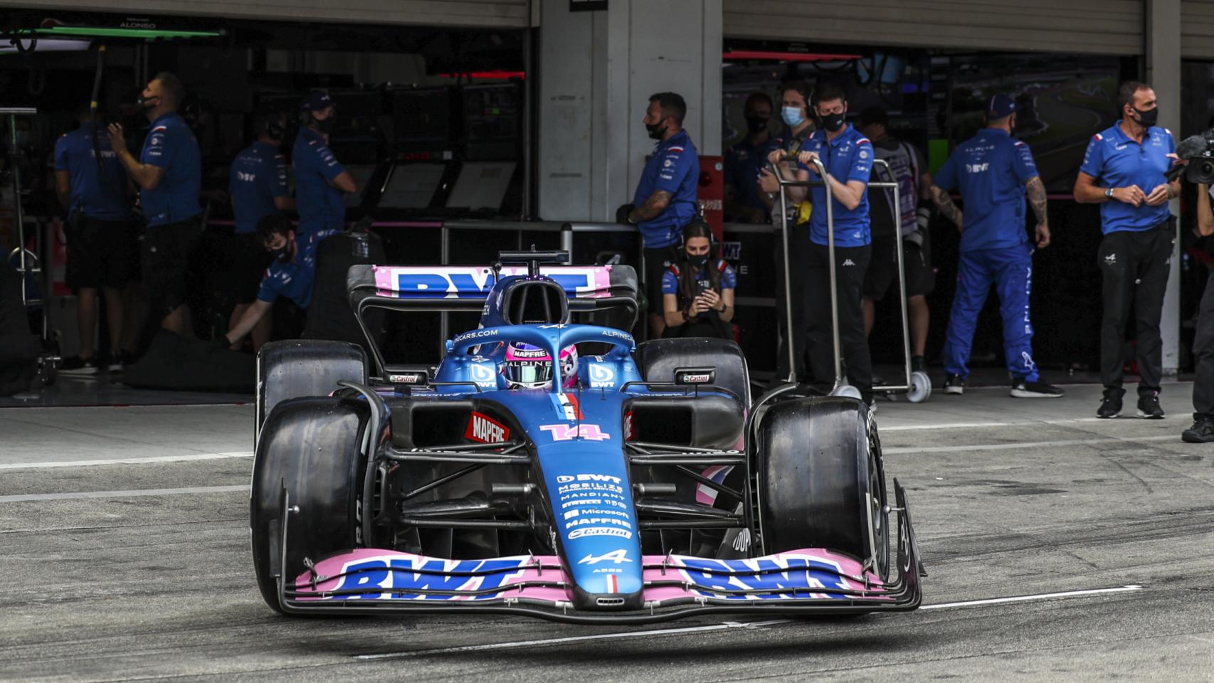 Fernando Alonso saliendo con su A522 del box de Alpine en Suzuka
