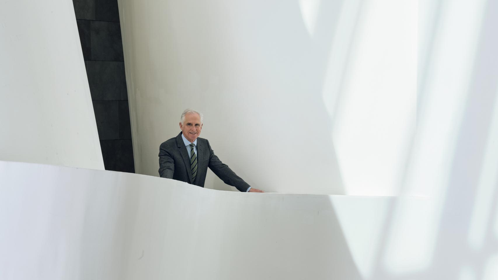 Juan Ignacio Vidarte en uno de los volúmenes interiores del museo con vistas al atrio de acceso.