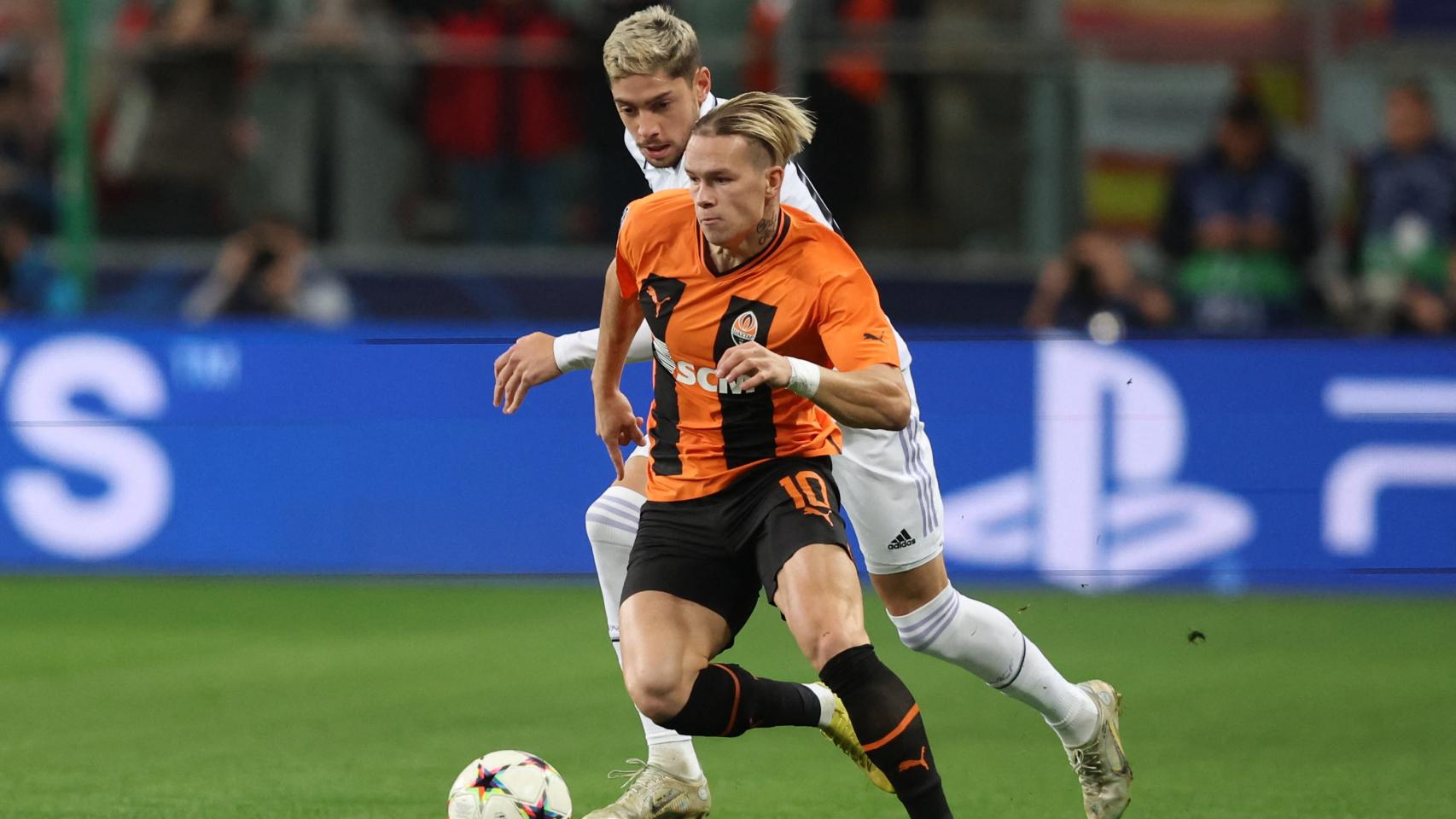 Mudryk, en acción con Fede Valverde durante el Shakhtar Donetsk - Real Madrid