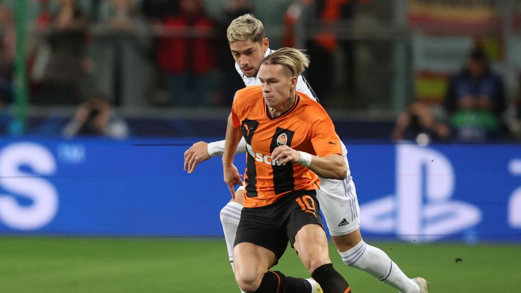 Mudryk, en acción con Fede Valverde durante el Shakhtar Donetsk - Real Madrid