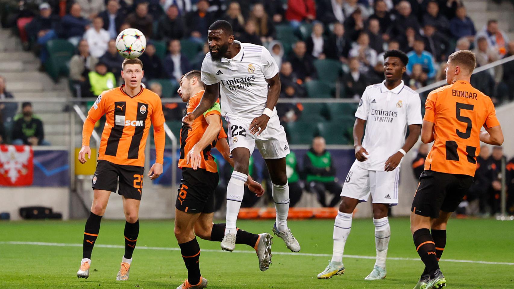 Antonio Rüdiger remata un balón ante el Shakhtar Donetsk