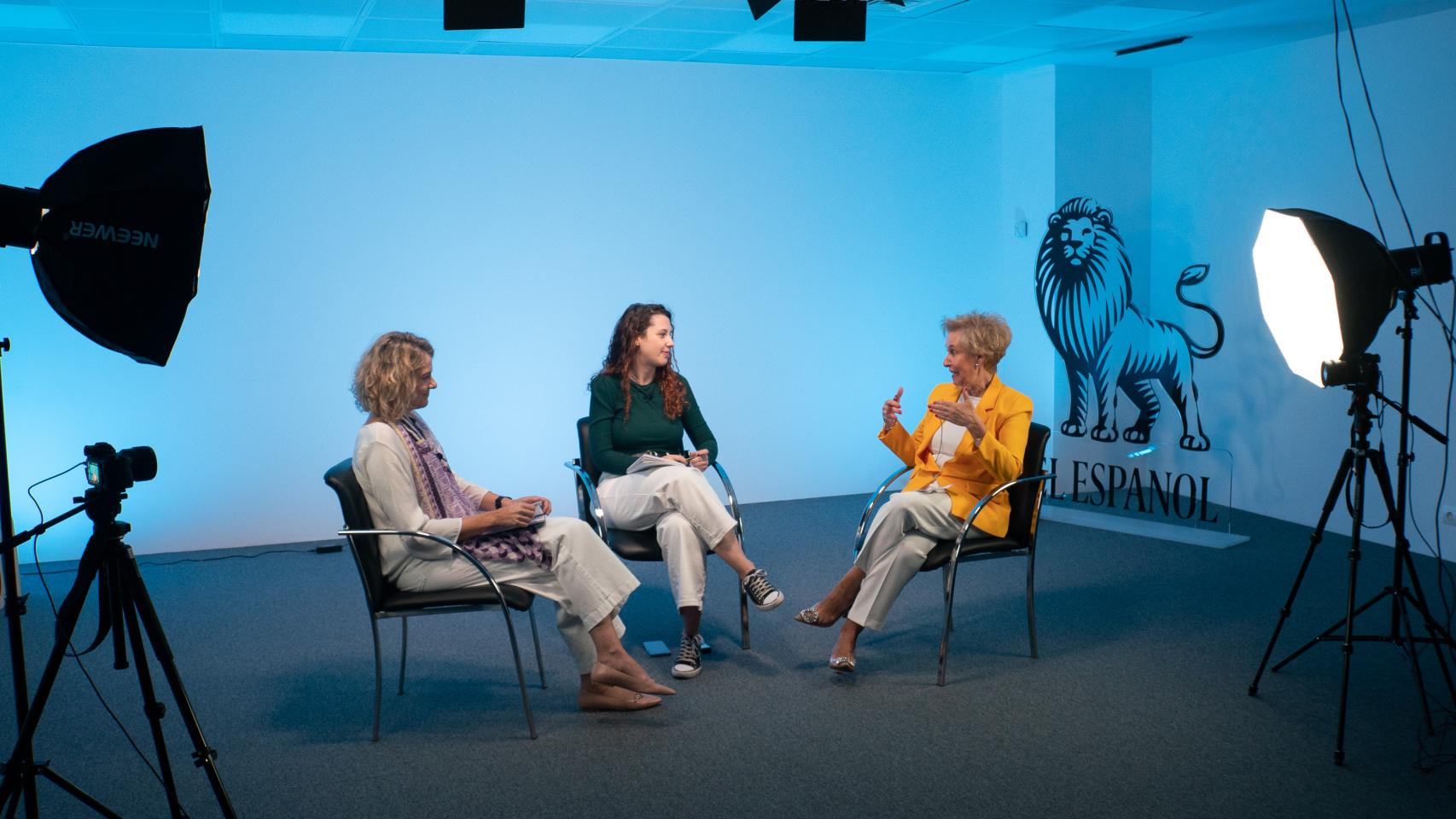 Teresa López (izquierda) y Carmen Quintanilla (derecha) charlan con la periodista de EL ESPAÑOL, Cristina Gómez.
