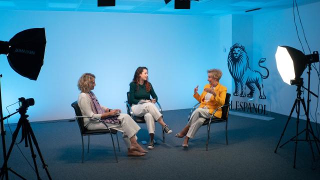 Teresa López (izquierda) y Carmen Quintanilla (derecha) charlan con la periodista de EL ESPAÑOL, Cristina Gómez.