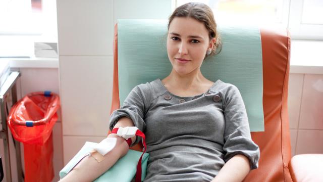 Una chica joven donando sangre