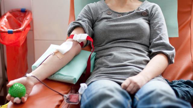 Una mujer donando sangre en una imagen de archivo.