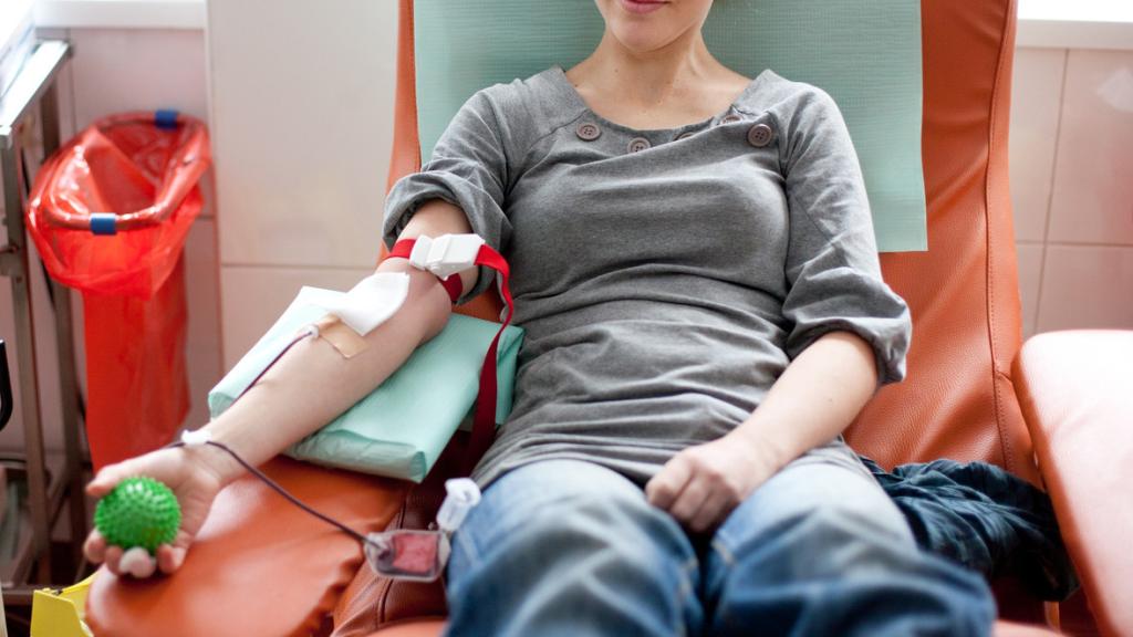 Una mujer donando sangre en una imagen de archivo.
