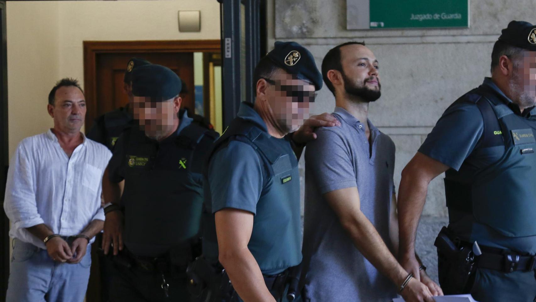 El dueño de Magrudis y su hijo salen del juzgado tras prestar declaración en una imagen de archivo.