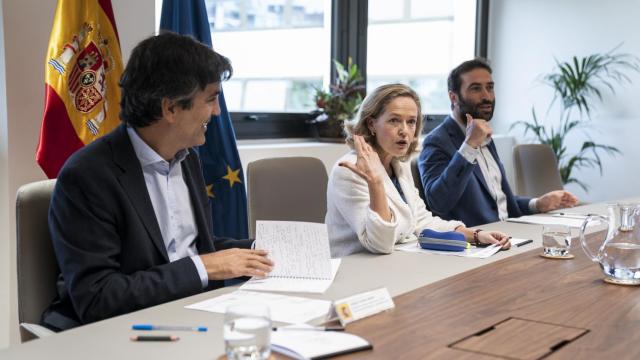 Gonzalo García Andrés, secretario de Estado de Economía; Nadia Calviño, vicepresidenta económica, y Carlos Cuerpo, secretario general del Tesoro.