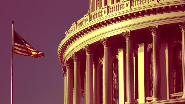 Imagen del Capitolio y una bandera de Estados Unidos.