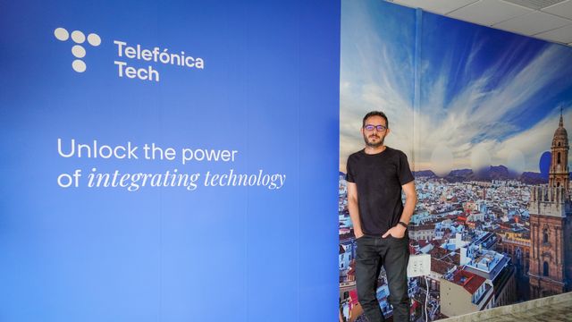 Sergio de los Santos posa en el laboratorio de ciberseguridad de Telefónica en Málaga.