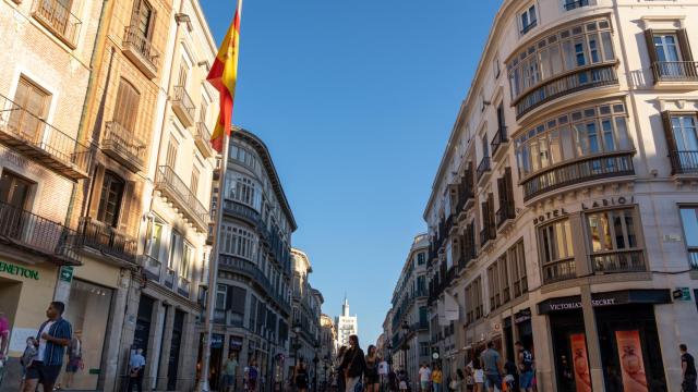 Imagen de la calle Larios desde la Plaza de la Constitución, en el Centro de Málaga.