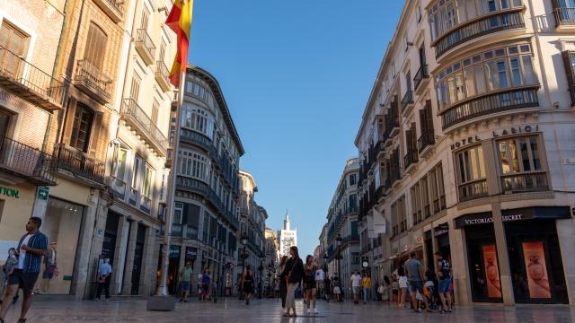 Imagen de la calle Larios desde la Plaza de la Constitución, en el Centro de Málaga.