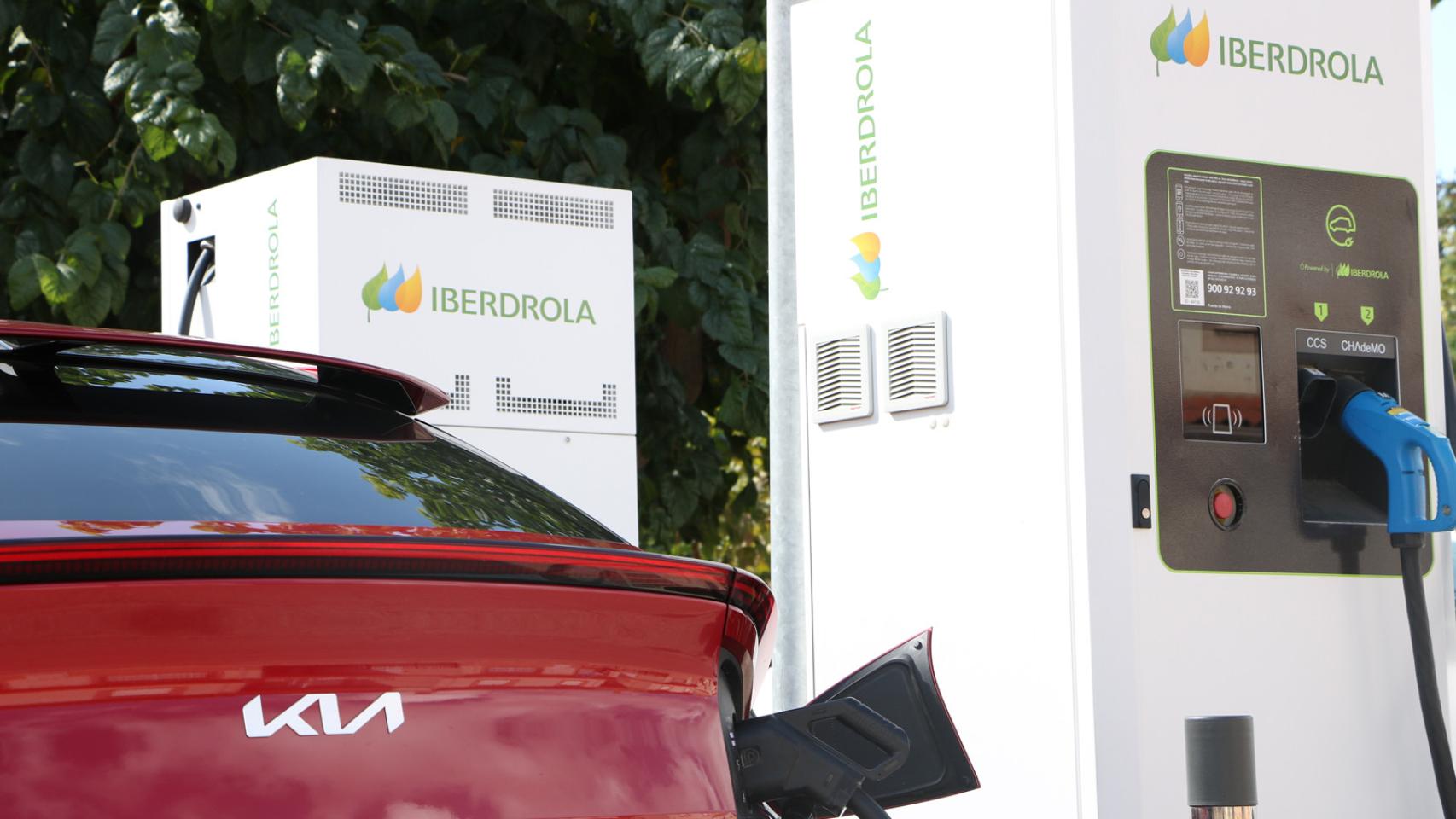 Momento de la recarga en Villagordo del Cabriel en un punto de Iberdrola de 50 kWh.