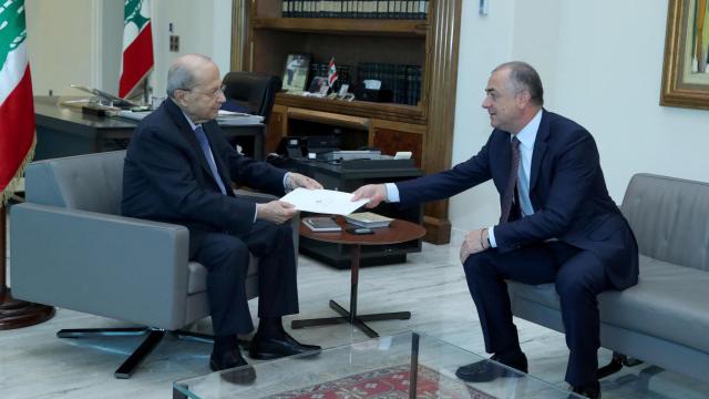 El presidente libanés Michel Aoun con el vicepresidente del Parlamento israelí Elias Bou Saab.