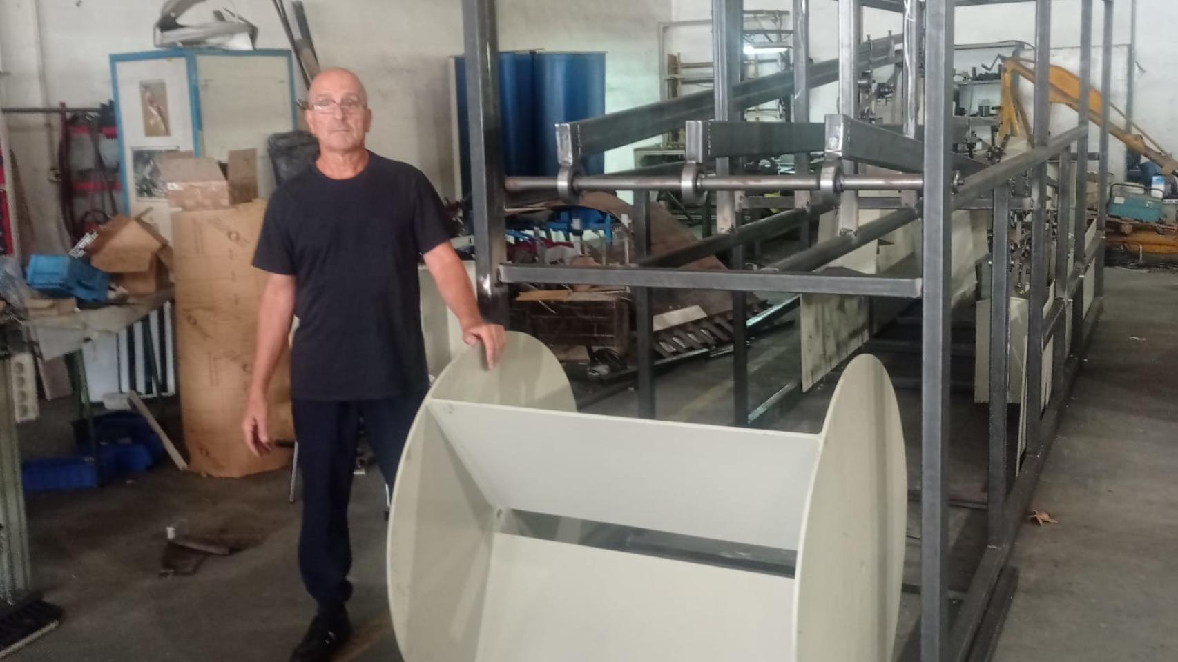 José Martínez con su invento de transmisión