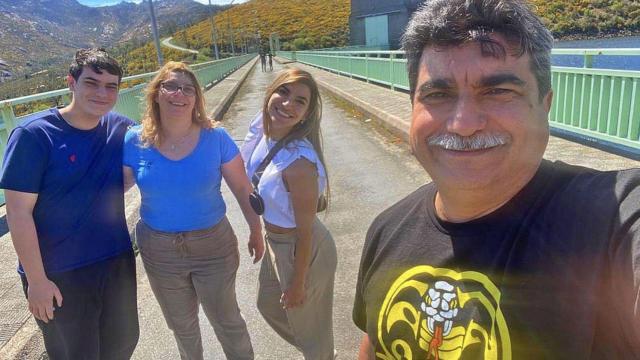 Wilmer con su esposa y sus hijos