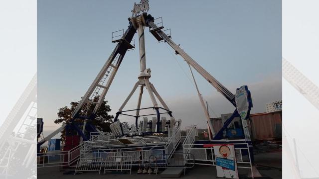 Atracción El Ciclón precintada en las fiestas de San Froilán, en Lugo.