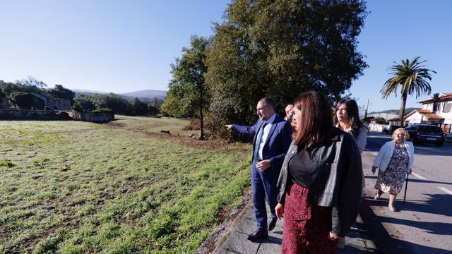 El conselleiro de Sanidade, Julio García Comesaña, visita el ayuntamiento de Meis (Pontevedra).