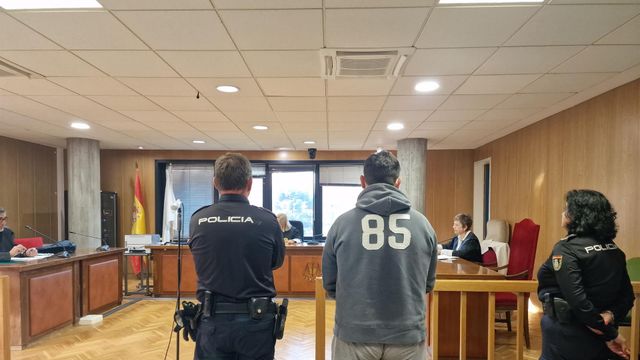 El exboxeador entre dos agentes de la Policía Nacional en los juzgados de Vigo.