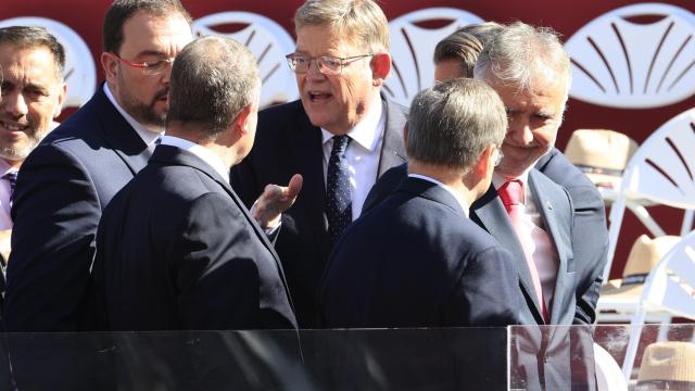 Ximo Puig, entre los presidentes de Asturias, Adrián Barbón (i) y de Canarias, Ángel Víctor Torres (d).