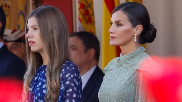 La infanta Sofía junto a su madre, la reina Letizia, en el Desfile de la Fiesta Nacional.