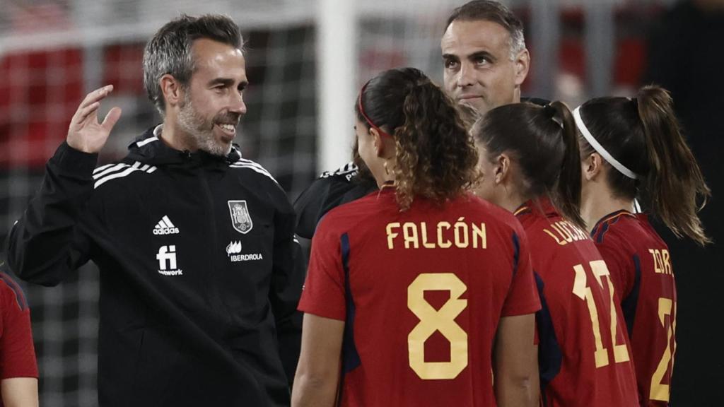 Jorge Vilda, celebrando con las jugadoras de la selección española de fútbol femenino la victoria ante EEUU.