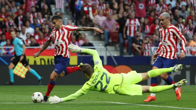 Ángel Correa, superando a Simon Mignolet pero sin encontrar el gol