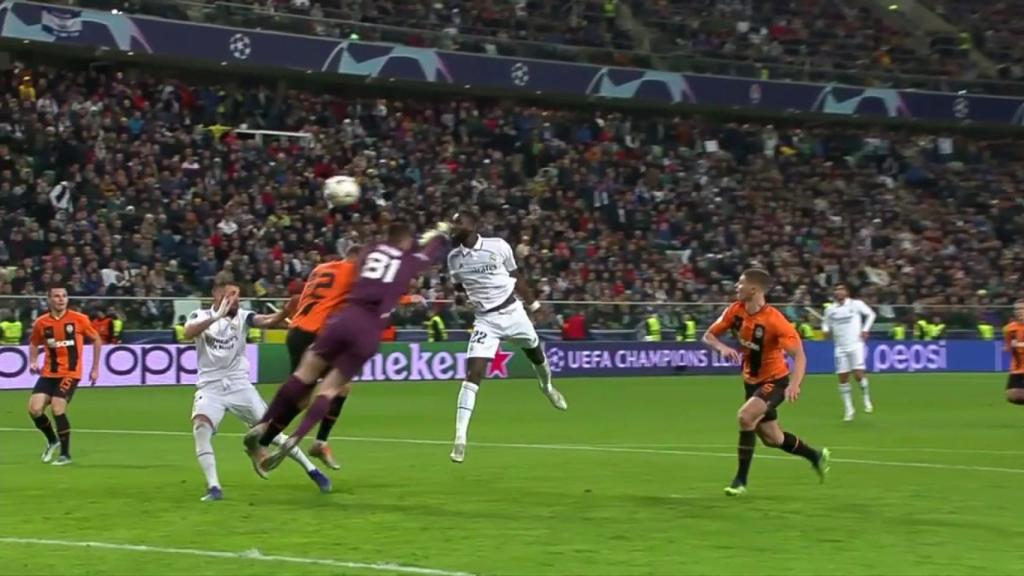 Choque entre Rüdiger y Trubin