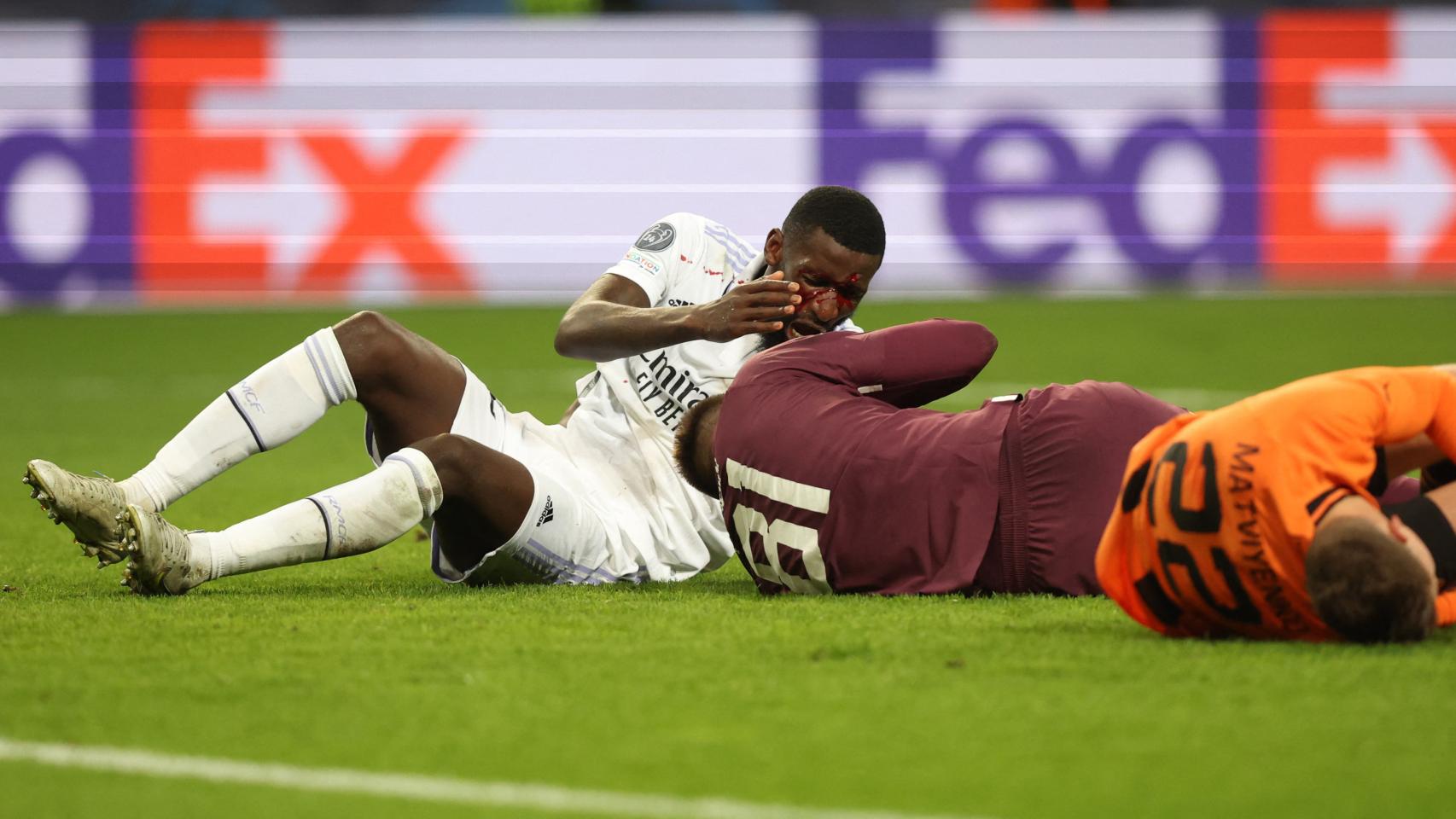 Antonio Rüdiger y Anatolii Trubin tras chocar entre ellos