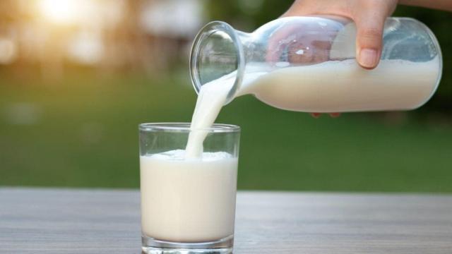 Una persona echando leche.