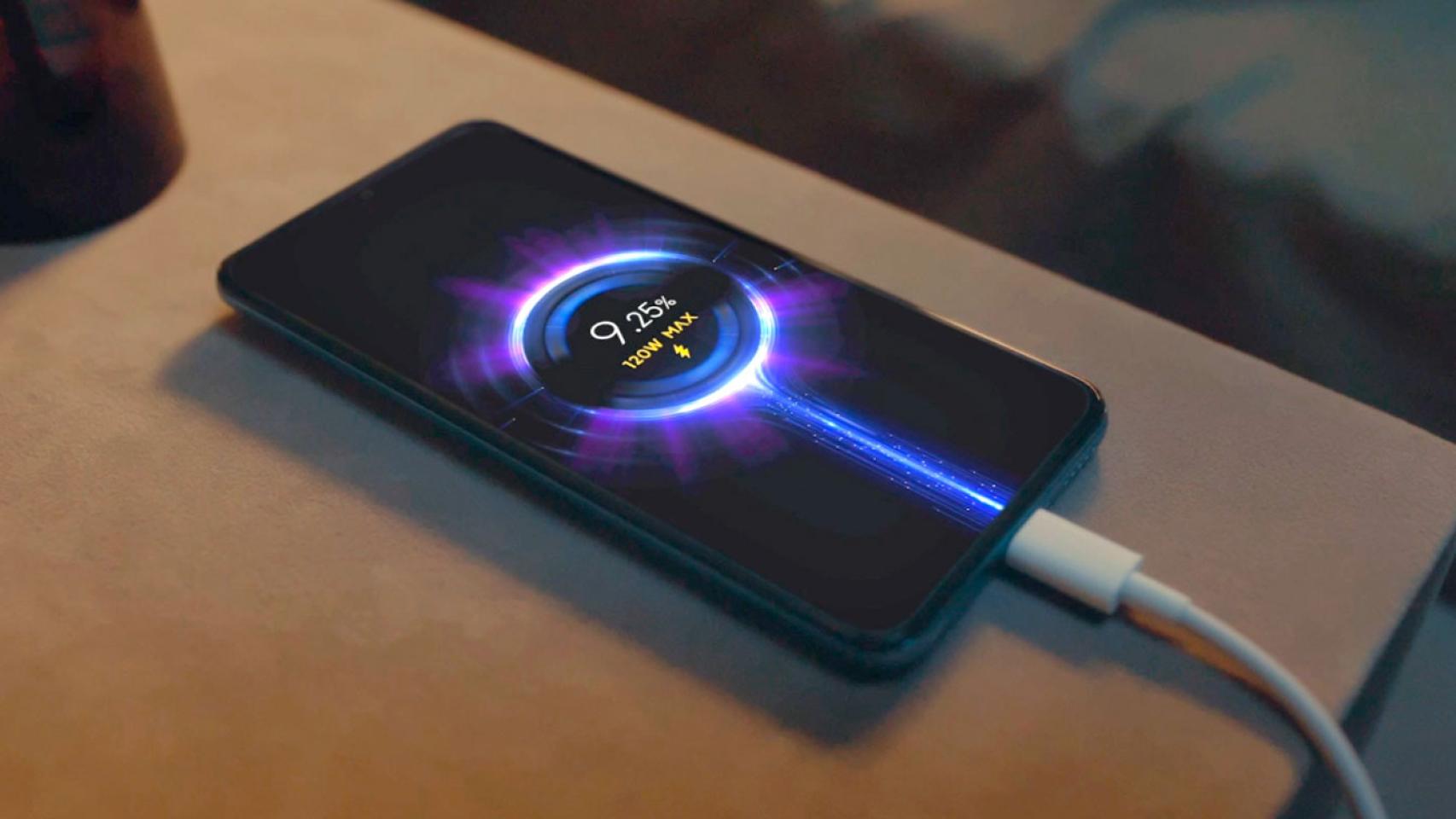 Móvil Xiaomi con carga rápida.