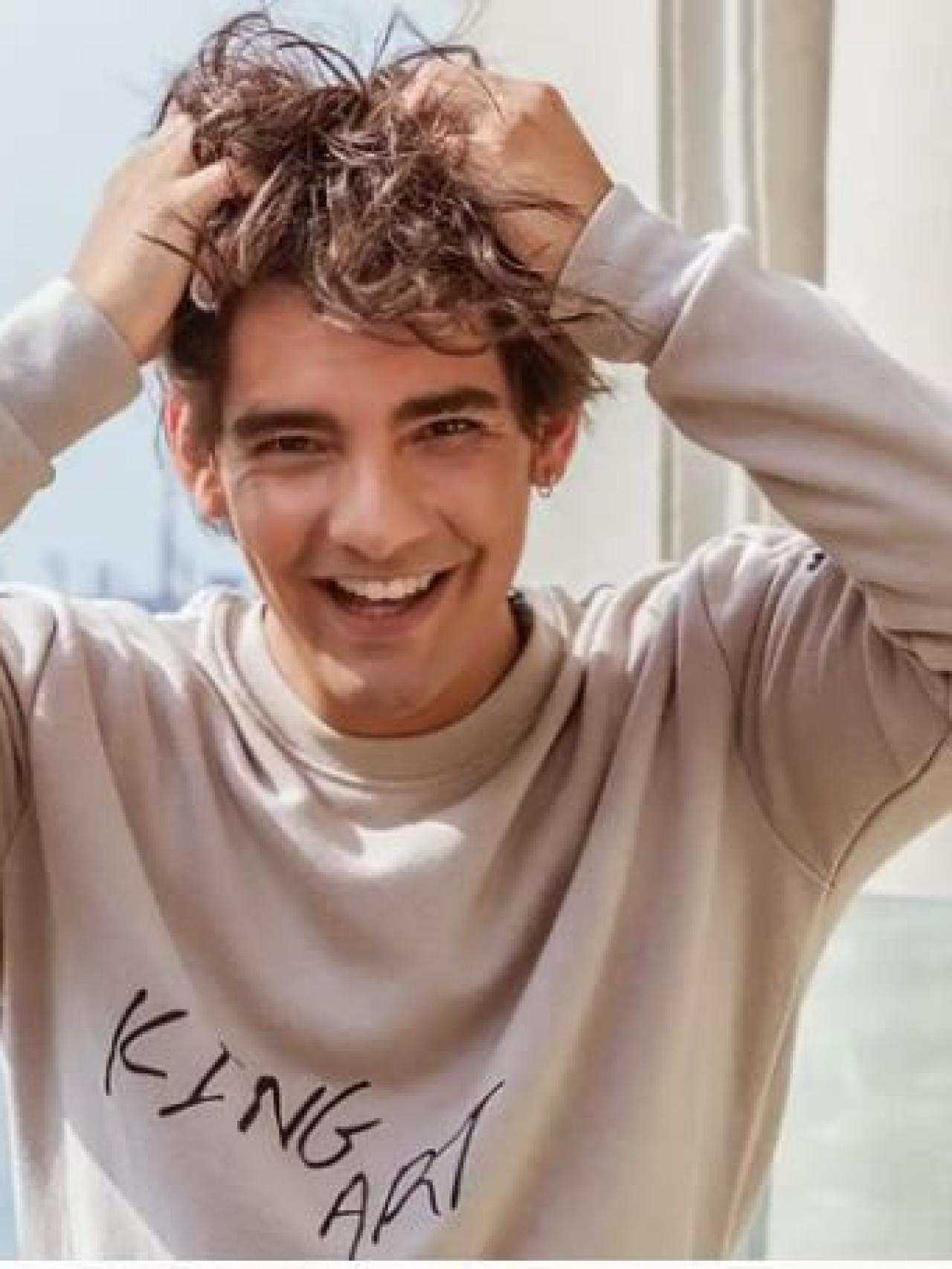 Alejandro Reyes luciendo una sudadera de su flamante colección cápsula 'King Art'.