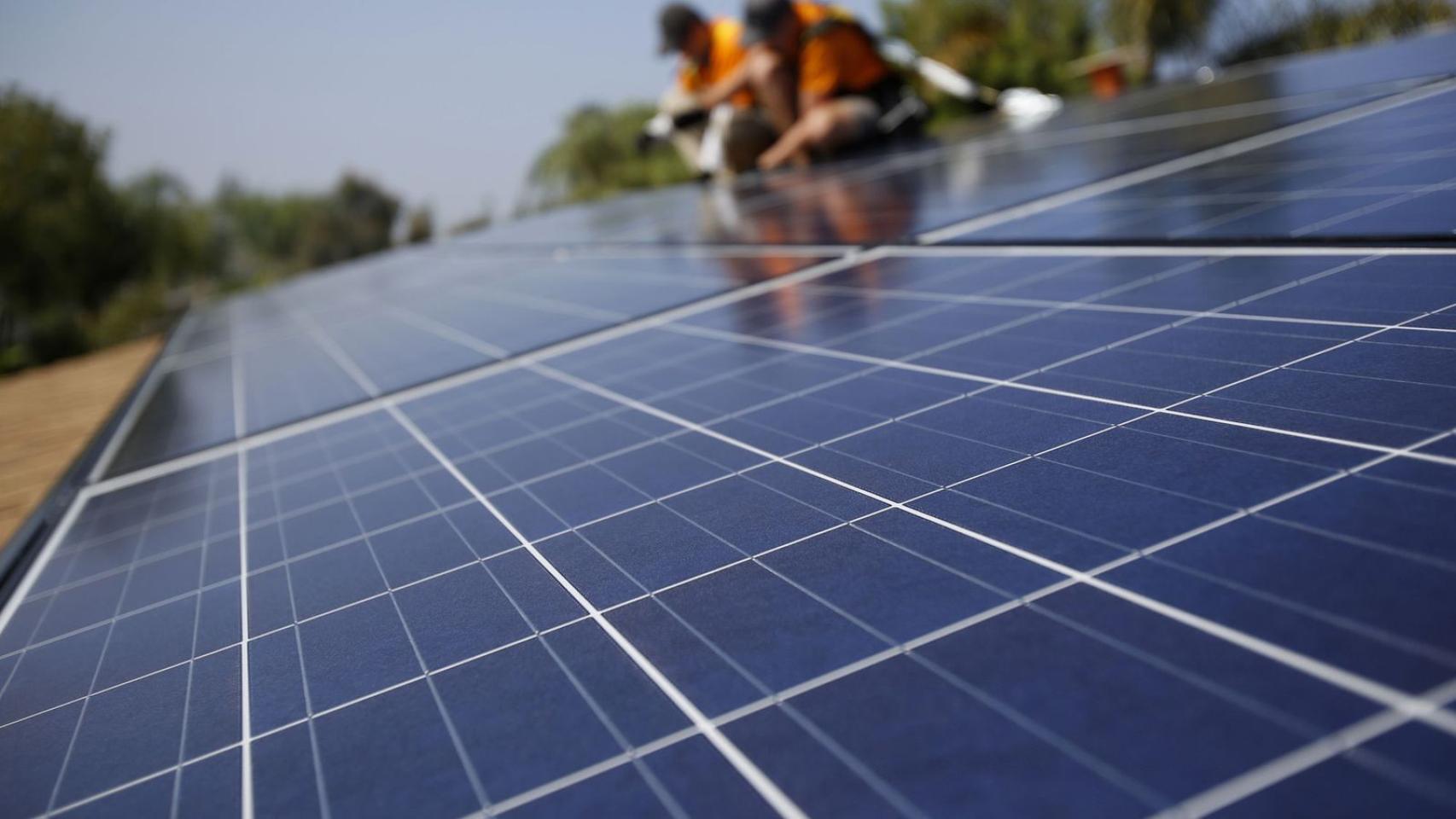 Instalación de placas solares, en imagen de archivo.