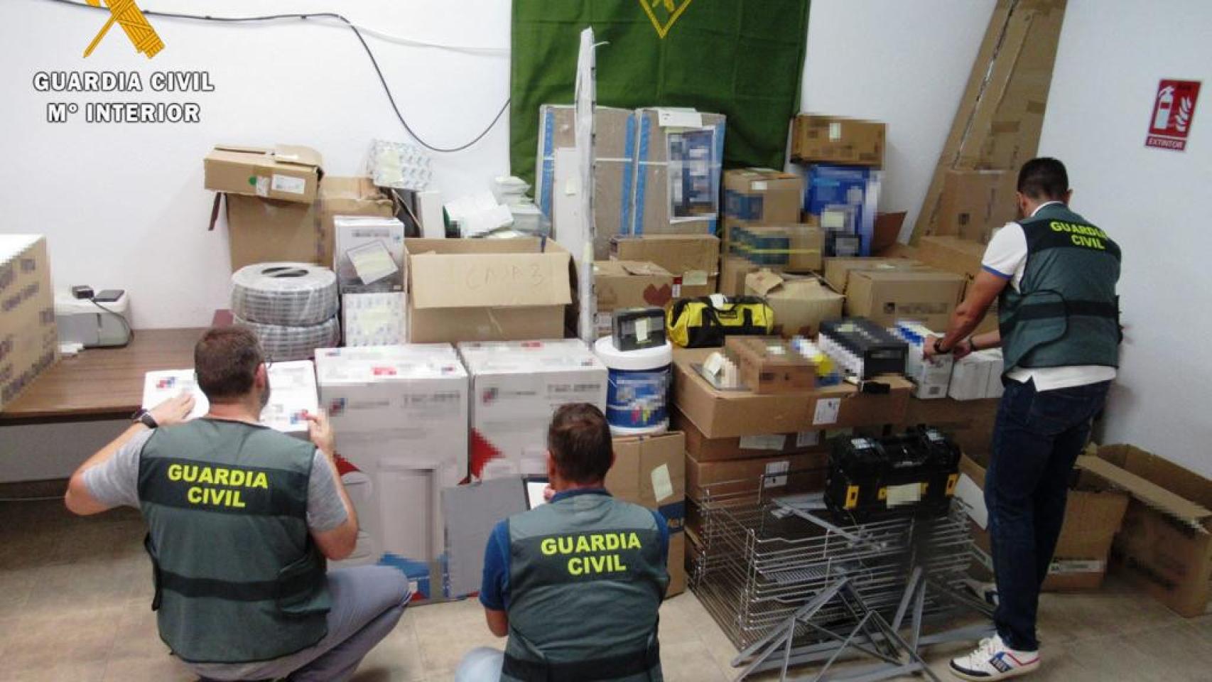 Intervención de la Guardia Civil en una empresa estafada en una imagen de archivo.