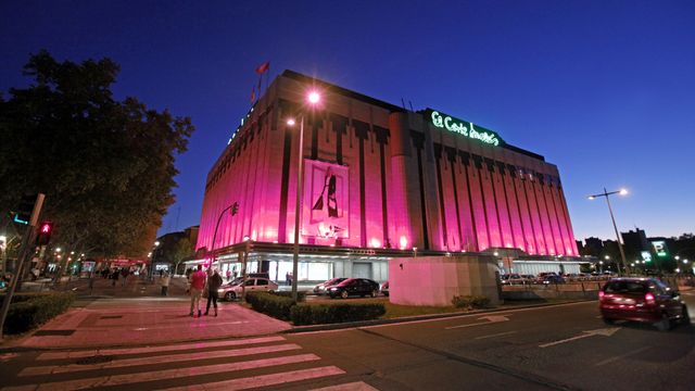 Corte Inglés de Valladolid iluminado de rosa