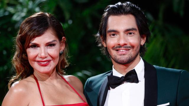 Ivonne Reyes junto a su hijo, Álex Lequio, en una imagen tomada en Madrid en octubre de 2021.