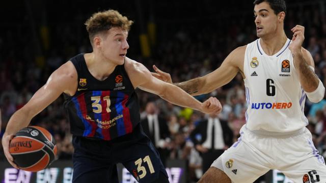 Abalde pelea un balón con Jokubaitis.