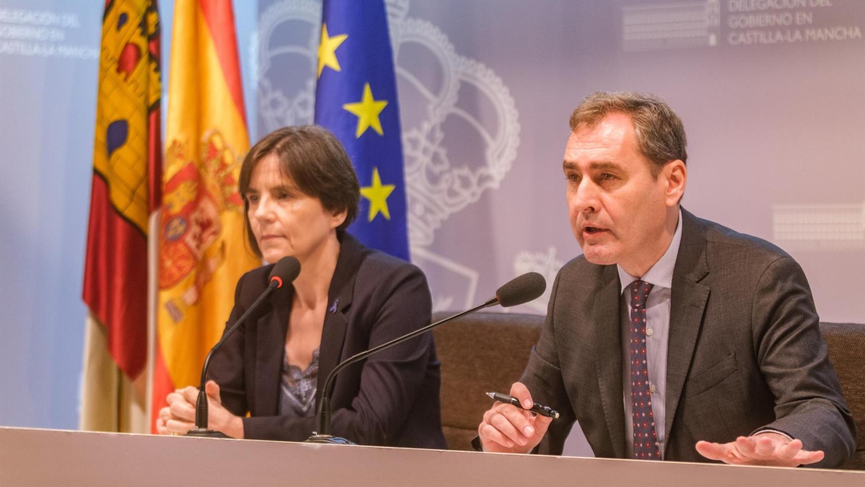Francisco Tierraseca y Consuelo García durante la presentación de las actividades con motivo del 25-N.