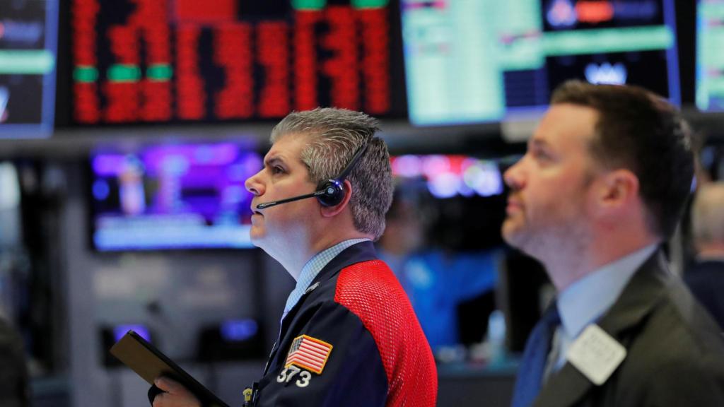 Operadores bursátiles en el parqué de Nueva York.