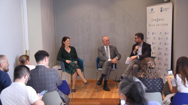 Francisco de la Torre, en el centro de la imagen, en la presentación de los actos del Octubre Picassiano.