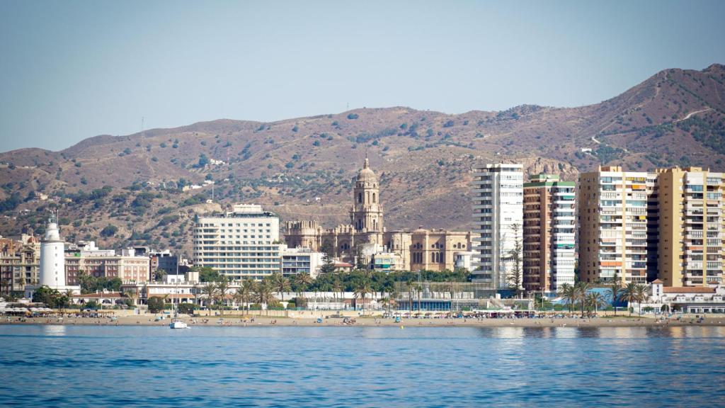 Vistas de la Catedral de Málaga y de algunos edificios de La Malagueta, en Málaga.
