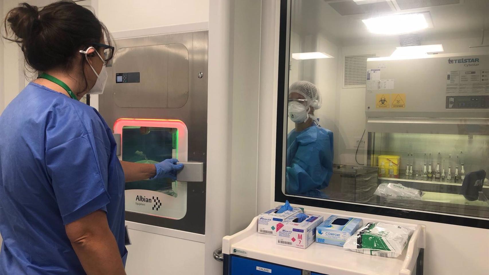 Hospital Materno Infantil pone en marcha una nueva sala blanca para la preparación de medicamentos oncológicos.