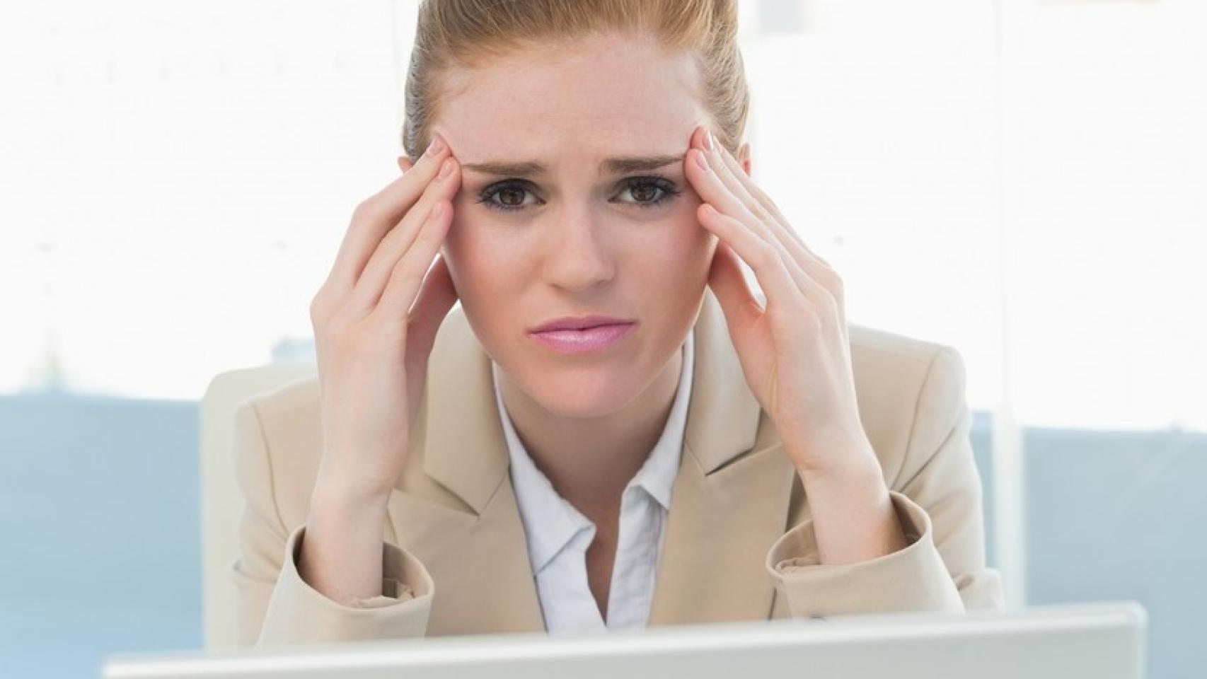 Mujer bajo el influjo de la luz azul que emite el ordenador.