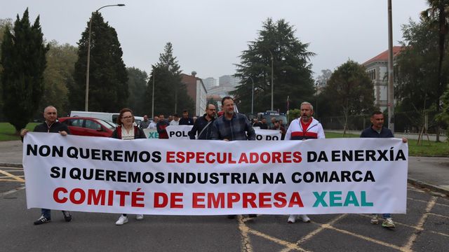 El personal de Xeal vuelve a manifestarse ante la Xunta, que los recibe en una reunión de la que salen decepcionados.