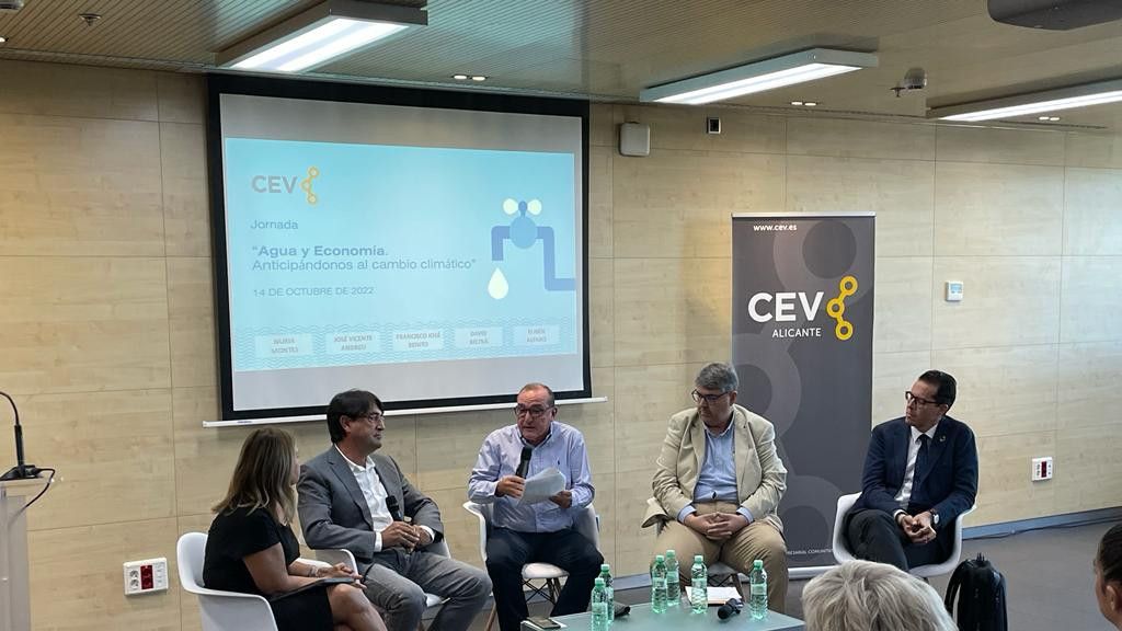 Foro de la CEV sobre agua y trasvases, realizado ayer en Alicante.