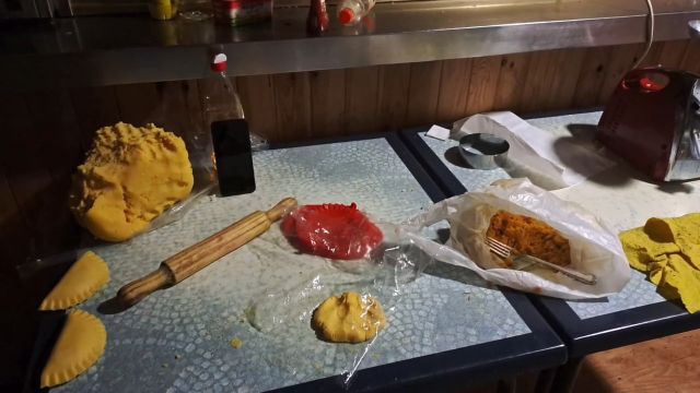 Imágenes de cómo la Policía Local de Elche se ha encontrado la cocina clandestina.