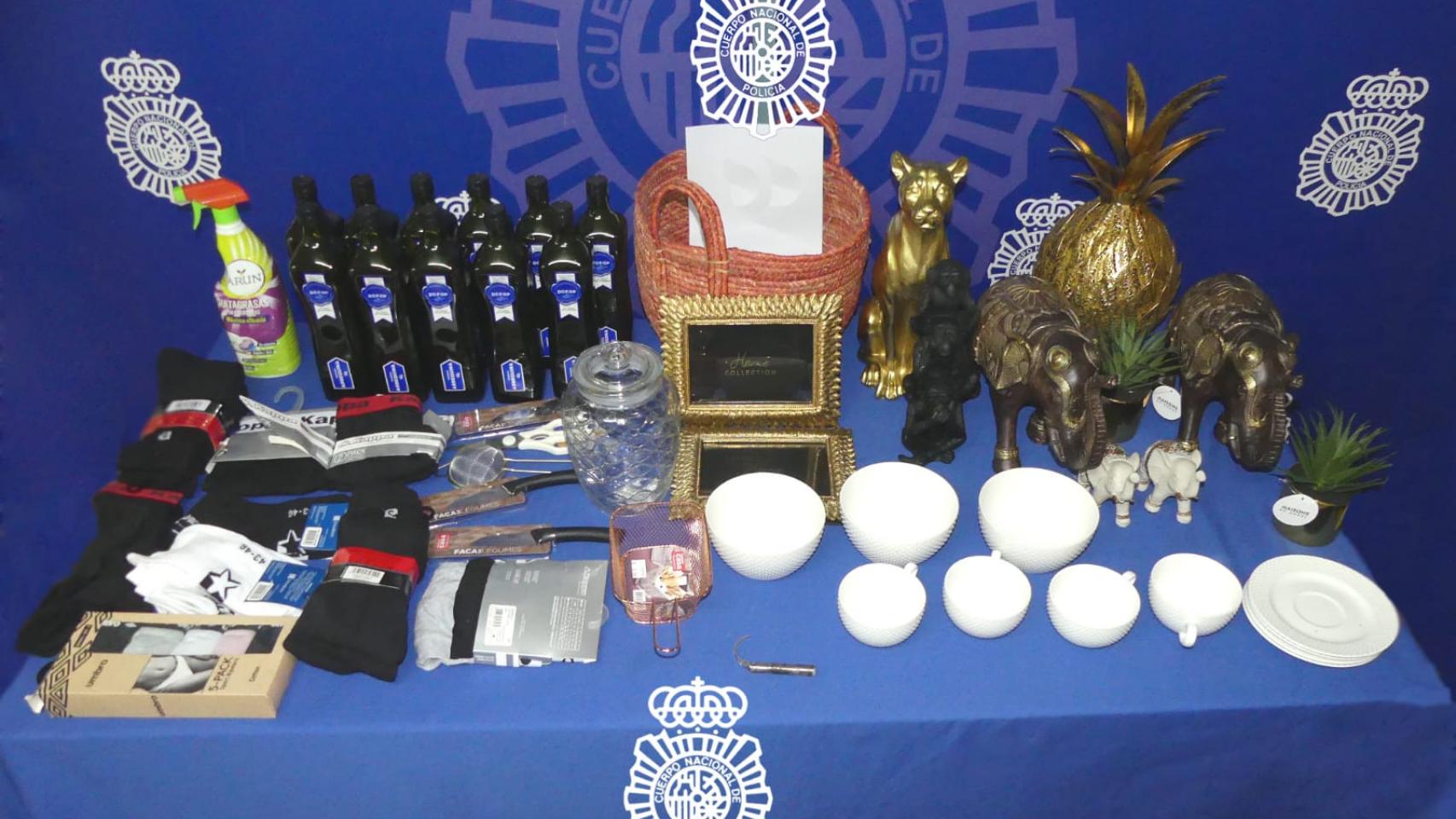 Objetos recuperados tras la detención del matrimonio y la nieta