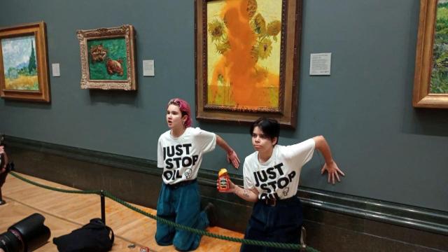Las activistas de Just Stop Oil tras vandalizar el cuadro de Van Gogh