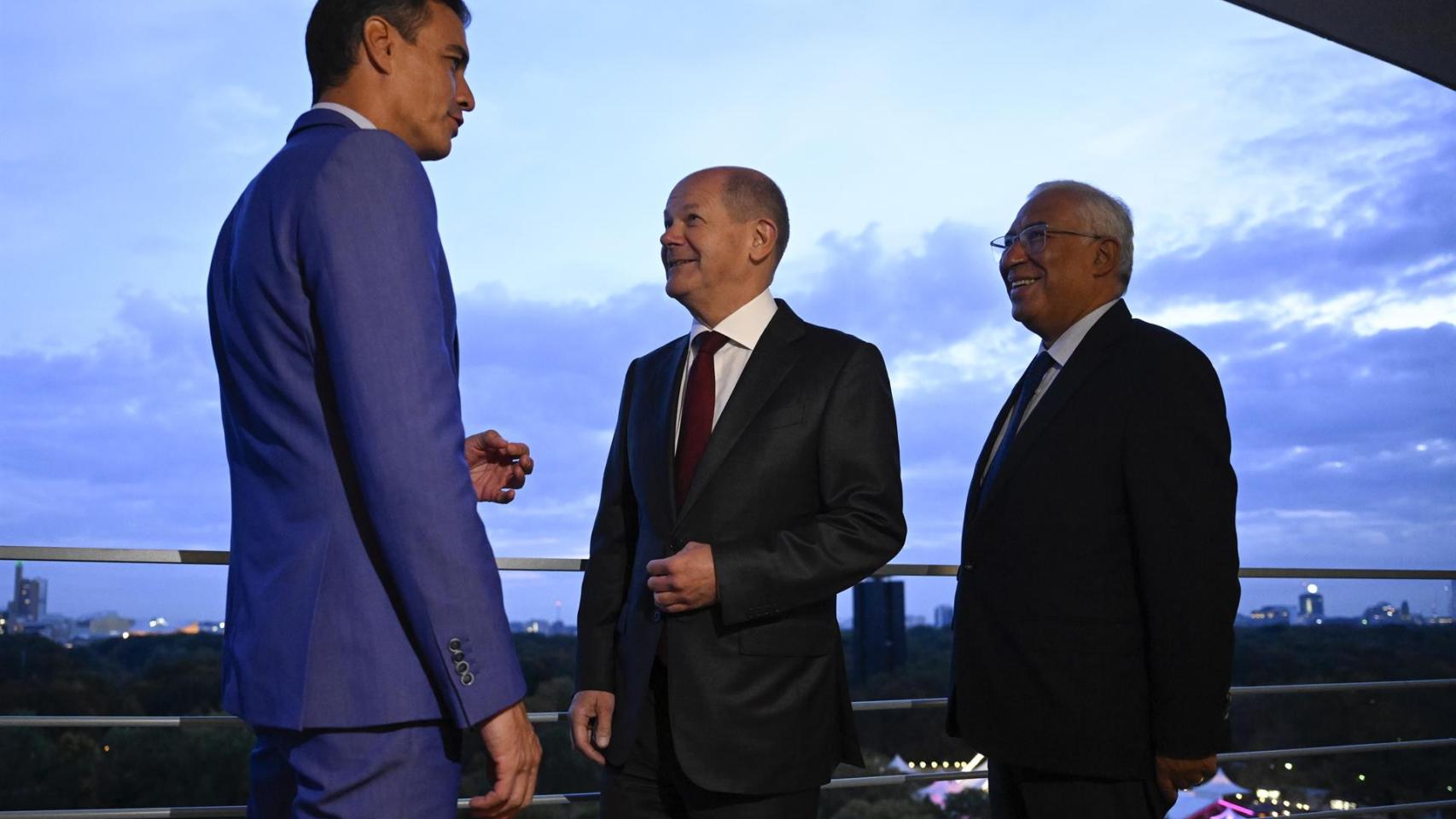 Pedro Sánchez, Olaf Scholz y Antonio Costa, este viernes en Berlín.