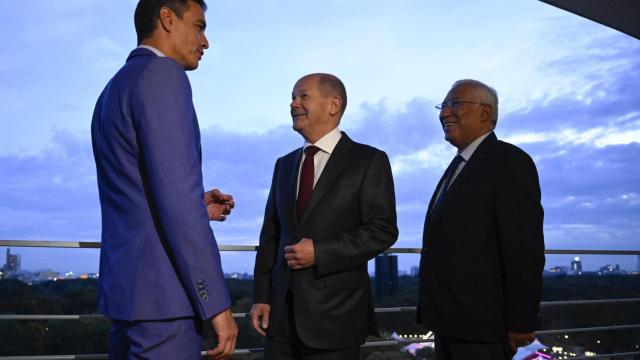 Pedro Sánchez, Olaf Scholz y Antonio Costa, este viernes en Berlín.